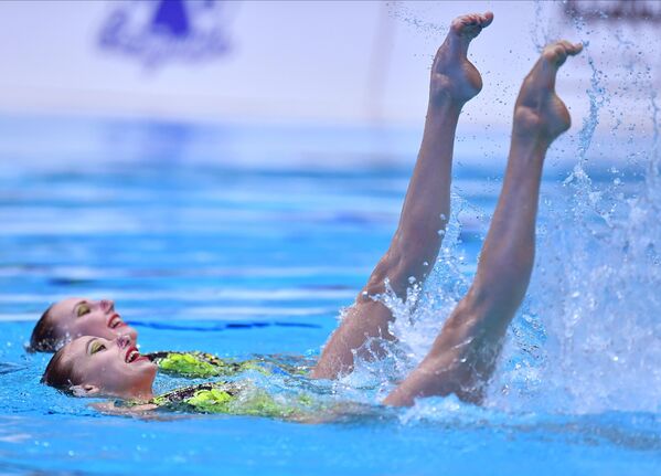 الروسيتان فارفارا سوبوتينا وسفيتلانا كوليسنيشنكو خلال فقرة فنية ضمن مسابقة السباحة المتزامنة في كأس الصداقة في قازان، روسيا 1 أغسطس 2022 - سبوتنيك عربي