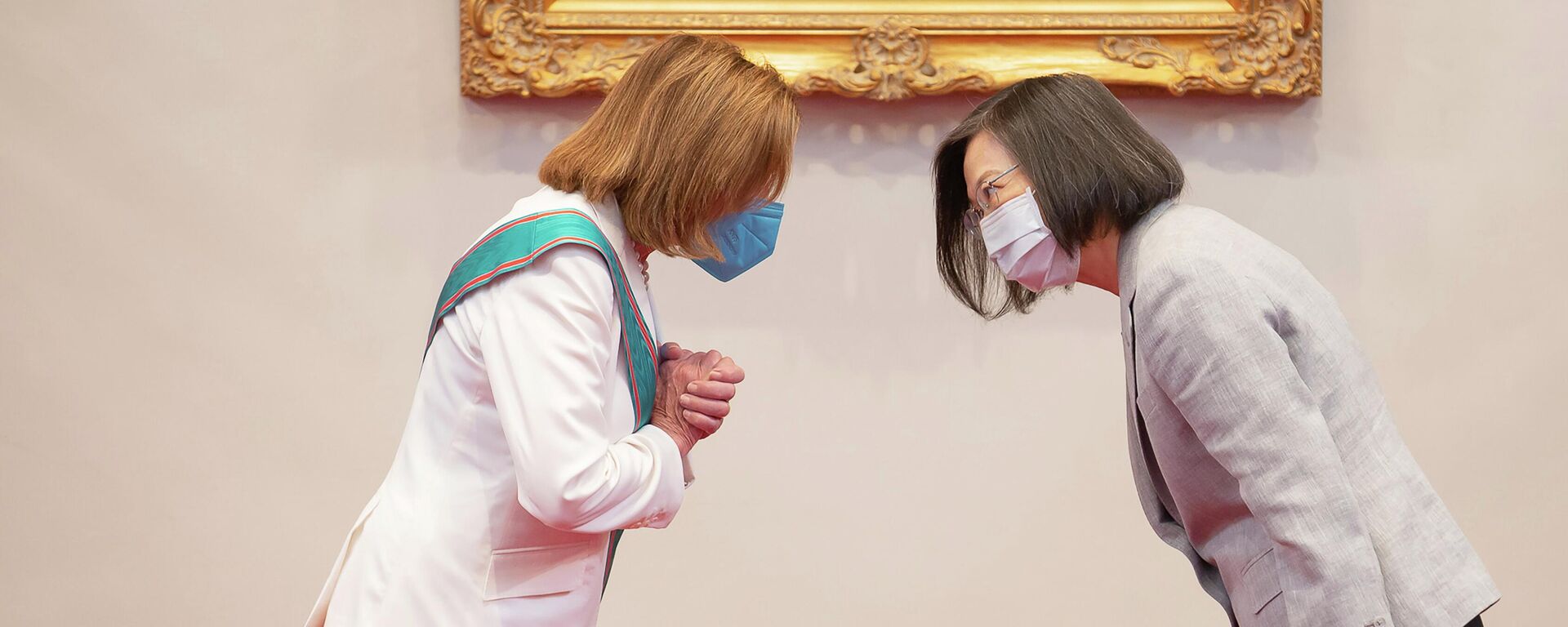 رئيسة مجلس النواب الأمريكي نانسي بيلوسي والرئيسة التايوانية تساي إينج ون خلال اجتماع في تايبيه، تايوان (الصين) 2 أغسطس 2022 - سبوتنيك عربي, 1920, 07.08.2022