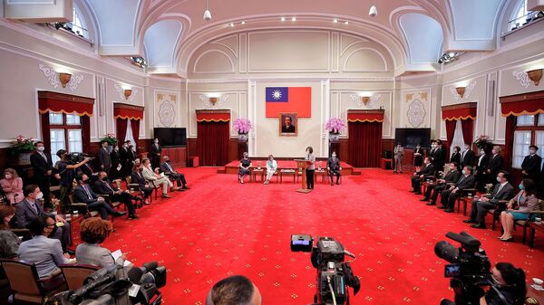 رئيسة مجلس النواب الأمريكي نانسي بيلوسي والرئيسة التايوانية تساي إينج ون خلال اجتماع في تايبيه، تايوان (الصين) 3 أغسطس 2022 - سبوتنيك عربي