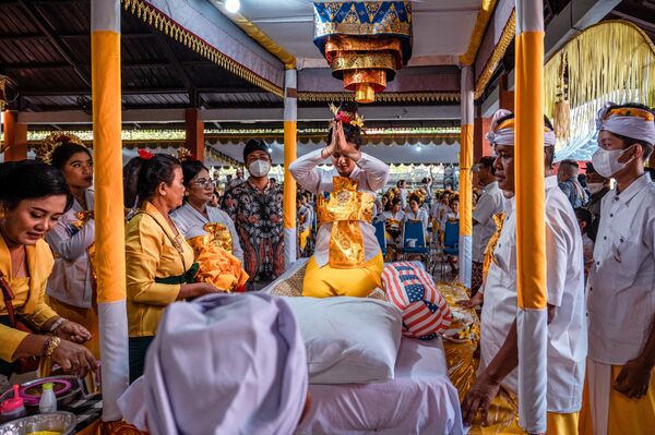 أكثر من مائة من هندوس بالي يشاركون في حفل جماعي لعملية تسوية الأسنان، كرمز للنضج، في معبد جالا سيدي أمرثا في سيدوارجو، 30 يوليو 2022 - سبوتنيك عربي