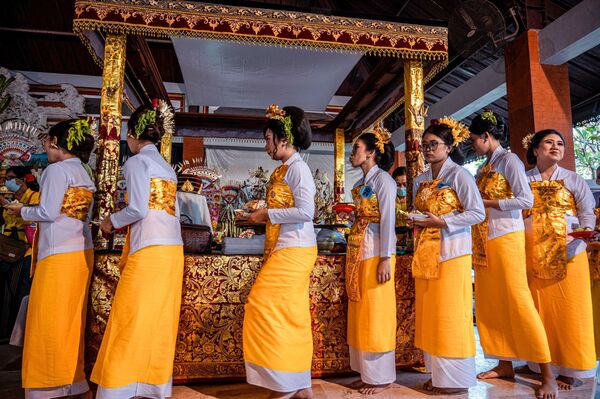 أكثر من مائة من هندوس بالي يشاركون في حفل جماعي لعملية تسوية الأسنان، كرمز للنضج، في معبد جالا سيدي أمرثا في سيدوارجو، 30 يوليو 2022 - سبوتنيك عربي