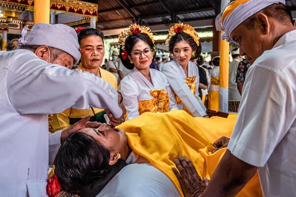 أكثر من مائة من هندوس بالي يشاركون في حفل جماعي لعملية تسوية الأسنان، كرمز للنضج، في معبد جالا سيدي أمرثا في سيدوارجو، 30 يوليو 2022 - سبوتنيك عربي