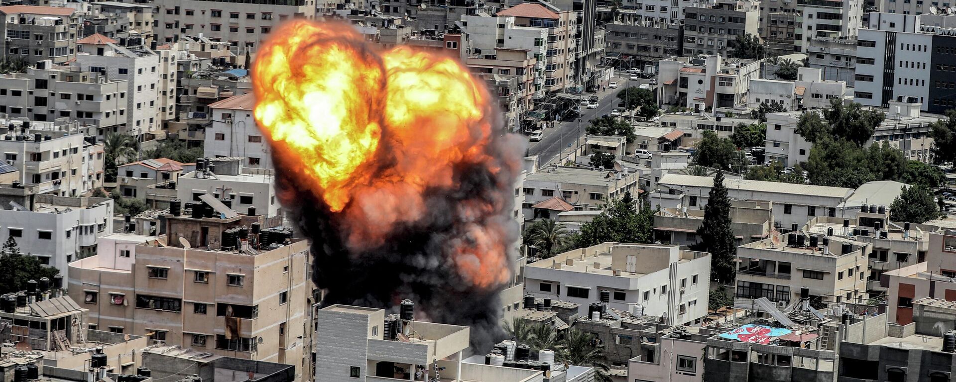 نيران تشتعل في أحد مباني قطاع غزة نتيجة غارة جوية إسرائيلية، 6 أغسطس/ آب 2022 - سبوتنيك عربي, 1920, 07.08.2022
