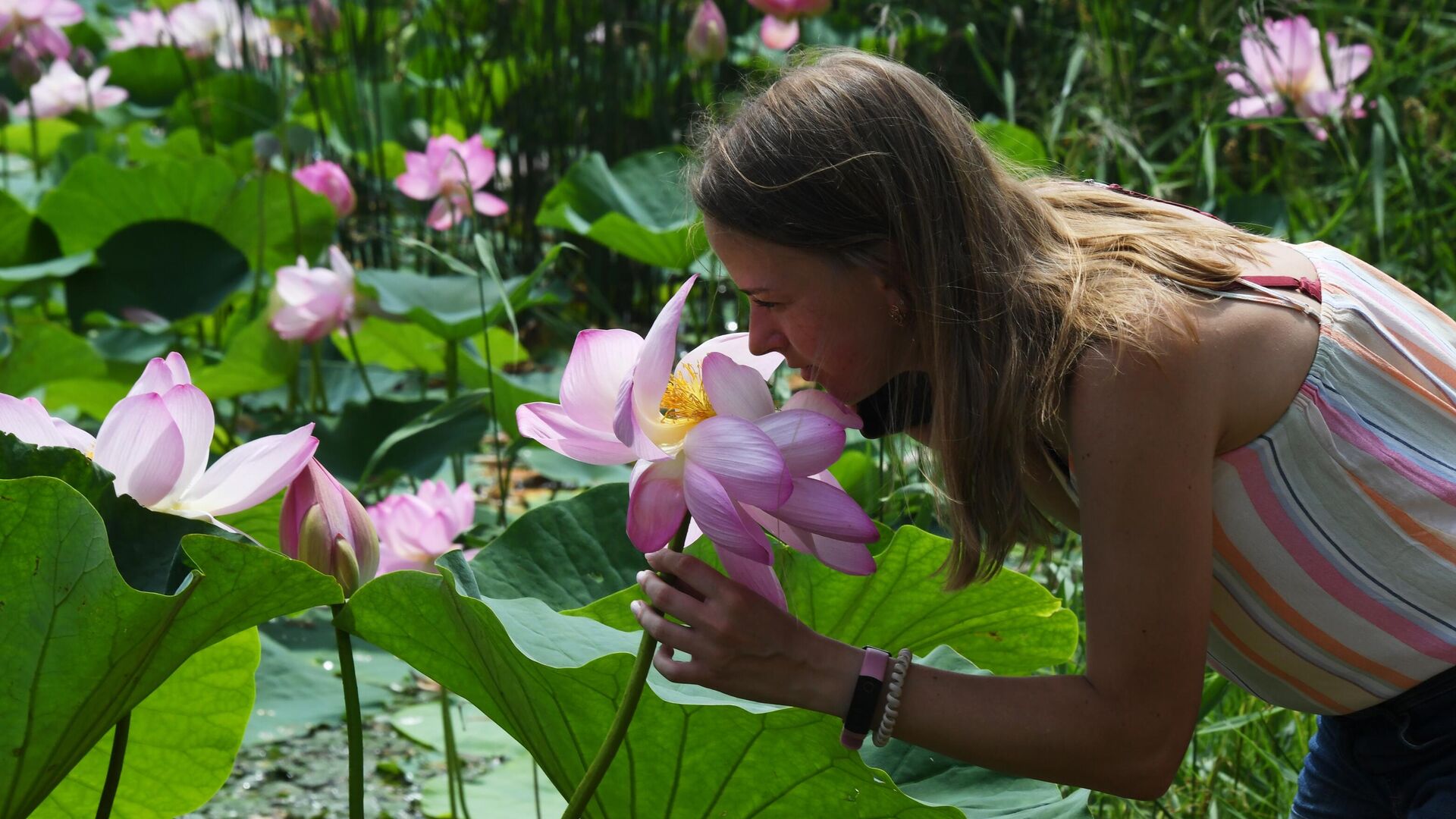 فتاة تشم زهرة - سبوتنيك عربي, 1920, 06.08.2023