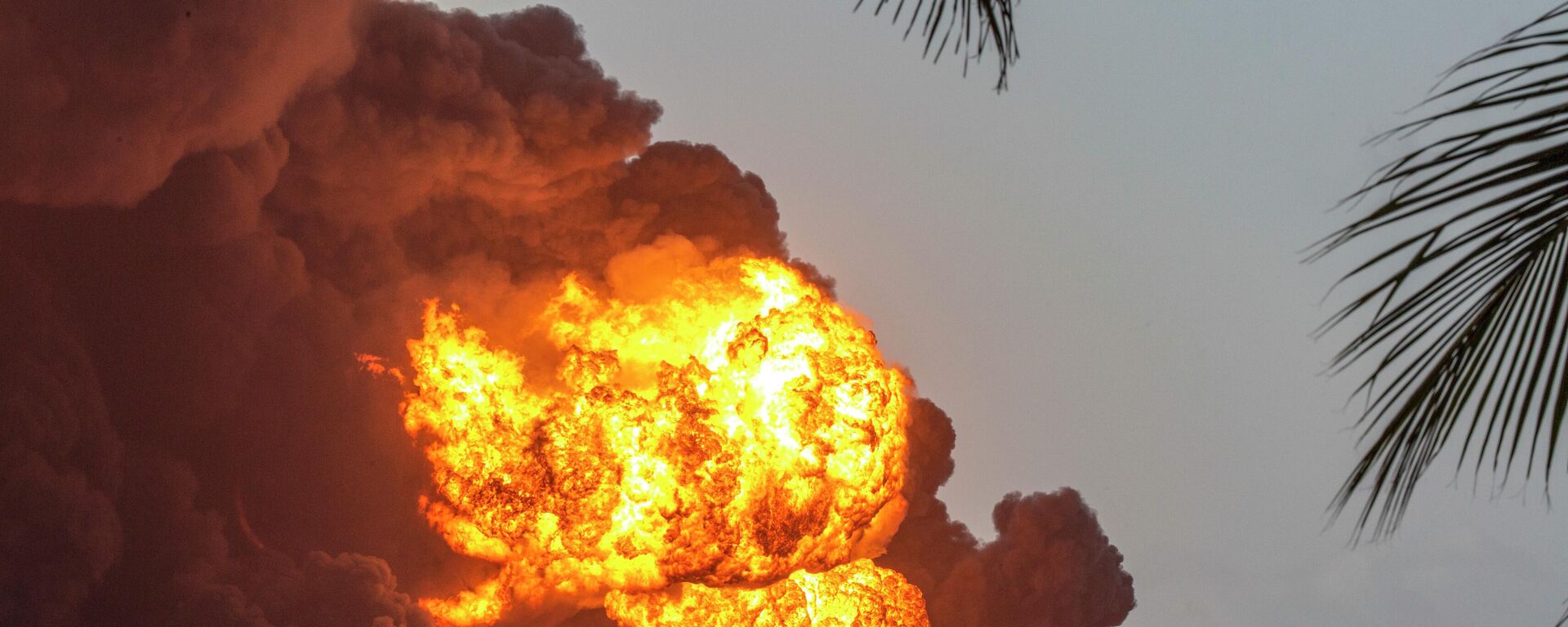 رجال الإطفاء يعملون بالقرب من حريق هائل في مستودع وقود أشعلته صاعقة في ماتانزاس، كوبا، في 8 أغسطس 2022. - سبوتنيك عربي, 1920, 31.01.2025