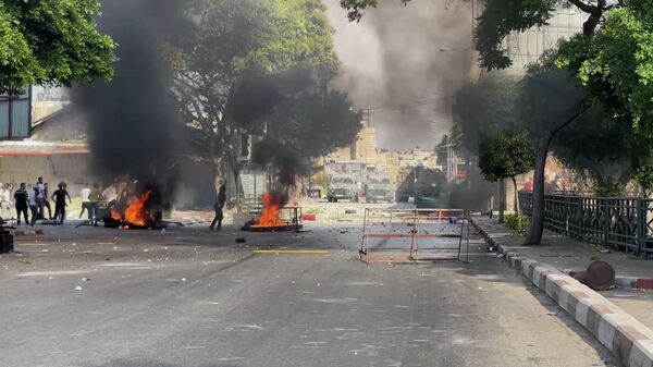 عشرات آلاف من الفلسطينيين يشيعون قائد في كتائب شهداء الأقصى قضى في عملية إسرائيلية في نابلس - سبوتنيك عربي