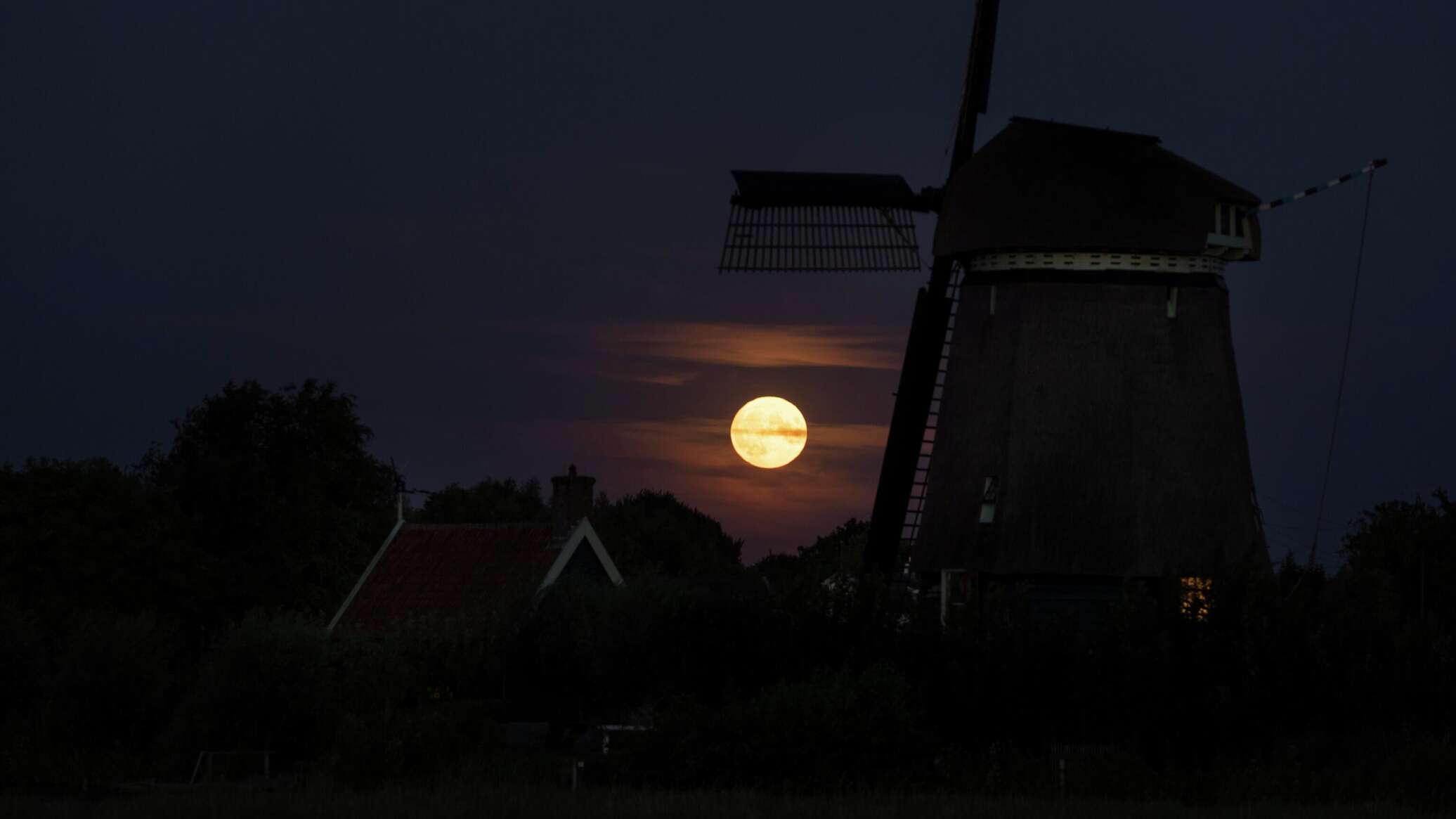 السماء تستقبل "القمر البارد"... آخر قمر عملاق في 2025