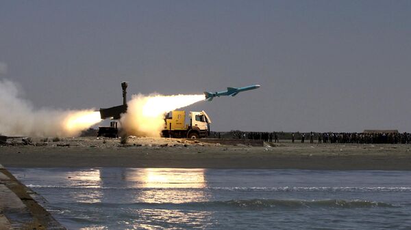 إطلاق صاروخ تابع لبحرية الجيش الإيراني  - سبوتنيك عربي