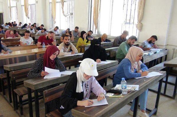 جامعة الفرات السورية ترمم كلياتها التي دمرتها الطائرات الأمريكية وتوفد كوادرها إلى روسيا - سبوتنيك عربي