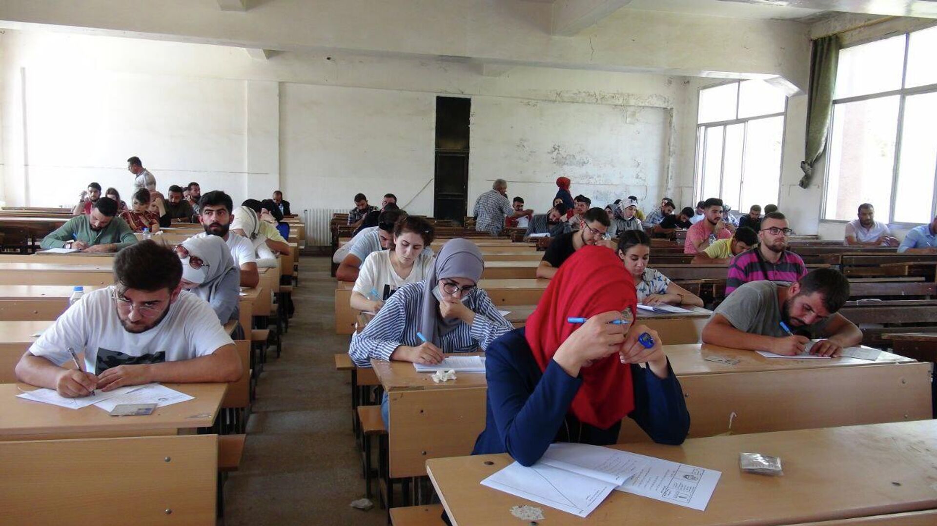 جامعة الفرات السورية ترمم كلياتها التي دمرتها الطائرات الأمريكية وتوفد كوادرها إلى روسيا - سبوتنيك عربي, 1920, 19.08.2022