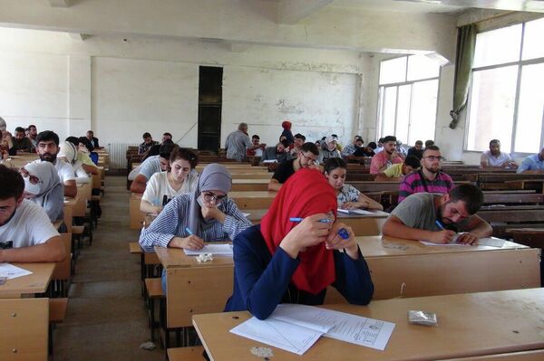 جامعة الفرات السورية ترمم كلياتها التي دمرتها الطائرات الأمريكية وتوفد كوادرها إلى روسيا - سبوتنيك عربي