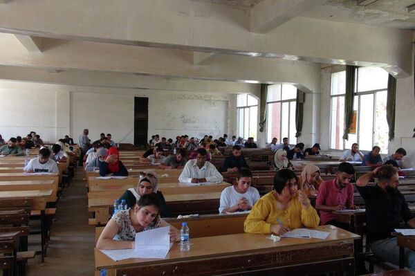 جامعة الفرات السورية ترمم كلياتها التي دمرتها الطائرات الأمريكية وتوفد كوادرها إلى روسيا - سبوتنيك عربي