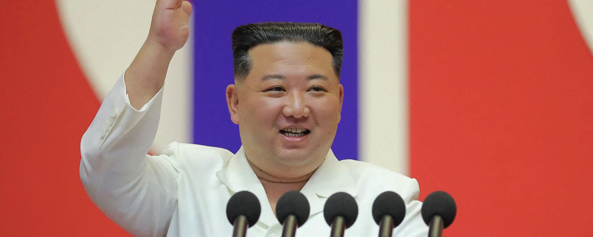 زعيم كوريا الشمالية، كيم جونغ أون، يلقي خطابا لتهنئة أعضاء القسم الطبي العسكري بالجيش الشعبي الكوري على المساهمة في منع انتشار (كوفيد-19) في بيونغ يانغ، 18 أغسطس/ آب 2022 - سبوتنيك عربي, 1920, 07.02.2023