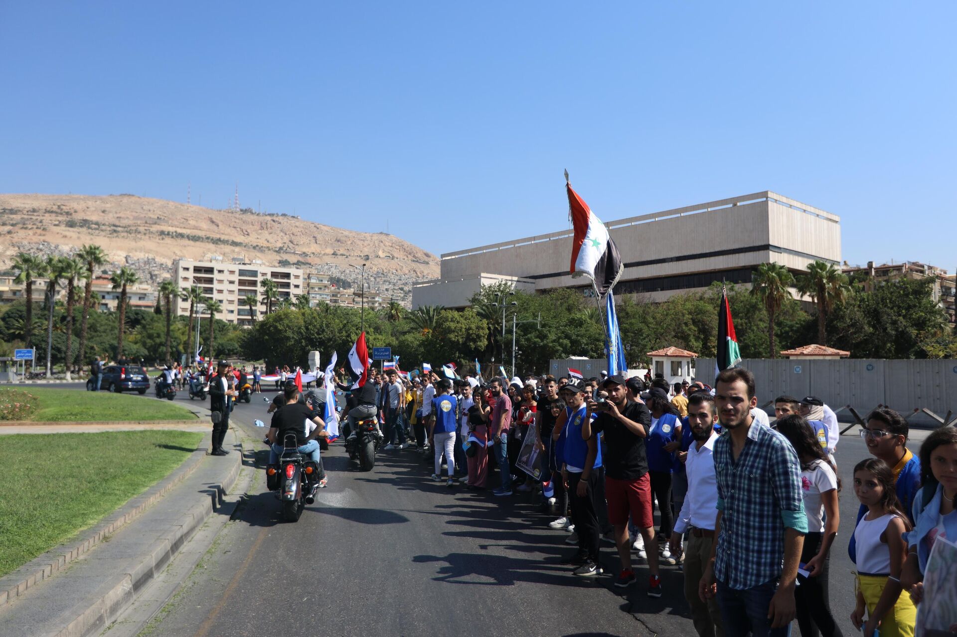فعالية الاحتفاء بعيد العلم الروسي في ساحة الأمويين وسط دمشق فعالية الاحتفاء بعيد العلم الروسي في ساحة الأمويين وسط دمشق - سبوتنيك عربي, 1920, 22.08.2022