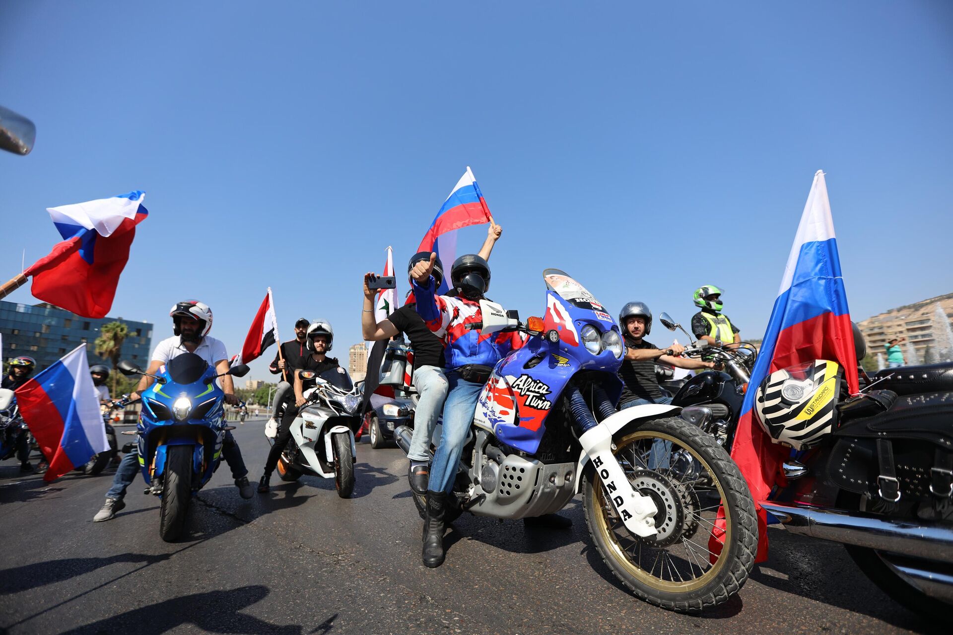 فعالية الاحتفاء بعيد العلم الروسي في ساحة الأمويين وسط دمشق فعالية الاحتفاء بعيد العلم الروسي في ساحة الأمويين وسط دمشق - سبوتنيك عربي, 1920, 22.08.2022