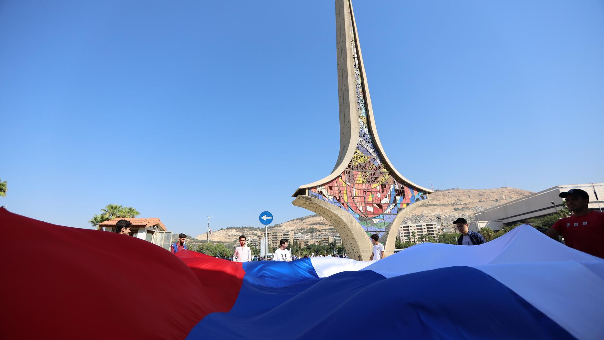 فعالية الاحتفاء بعيد العلم الروسي في ساحة الأمويين وسط دمشق فعالية الاحتفاء بعيد العلم الروسي في ساحة الأمويين وسط دمشق - سبوتنيك عربي, 1920, 22.08.2022