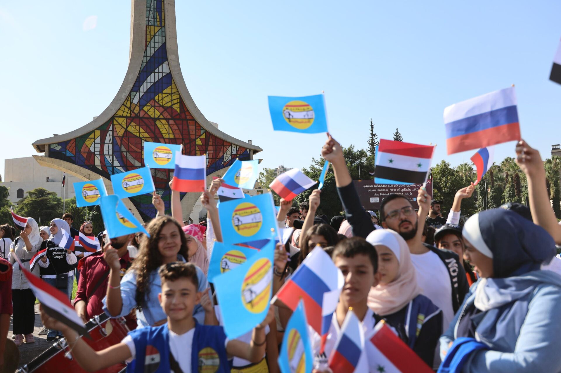 فعالية الاحتفاء بعيد العلم الروسي في ساحة الأمويين وسط دمشق فعالية الاحتفاء بعيد العلم الروسي في ساحة الأمويين وسط دمشق - سبوتنيك عربي, 1920, 22.08.2022