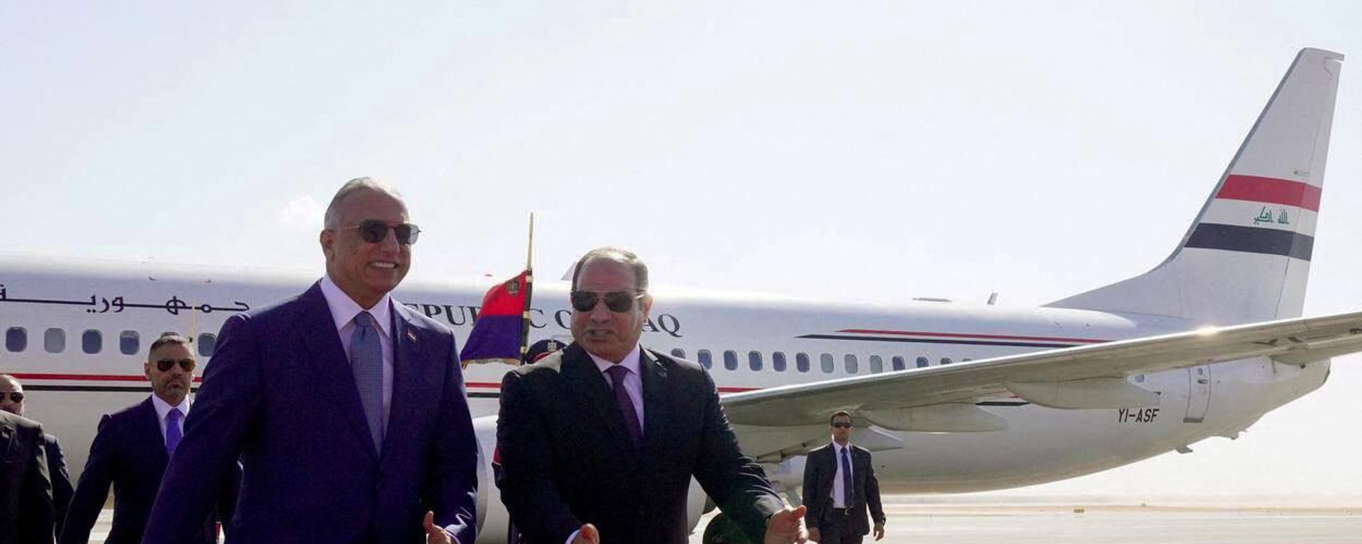 الرئيس المصري، عبد الفتاح السيسي، يستقبل رئيس الوزراء العراقي، مصطفى الكاظمي، عند هبوطه في مدينة العلمين المصرية، لحضور قمة عربية خماسية، 22 أغسطس/ آب 2022 - سبوتنيك عربي, 1920, 22.08.2022