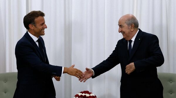 الرئيس الفرنسي، إيمانويل ماكرون، يصافح الرئيس الجزائري، عبد المجيد تبون، قبل اجتماعهما الثنائي في القصر الرئاسي بالعاصمة الجزائرية، 25 أغسطس/ آب 2022 - سبوتنيك عربي
