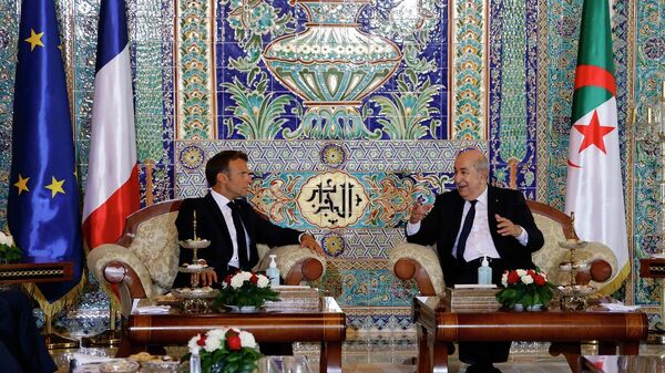 الرئيس الفرنسي، إيمانويل ماكرون، والرئيس الجزائري، عبد المجيد تبون، يحضران اجتماعا في صالة كبار الشخصيات بمطار العاصمة الجزائرية، 25 أغسطس/ آب 2022 - سبوتنيك عربي
