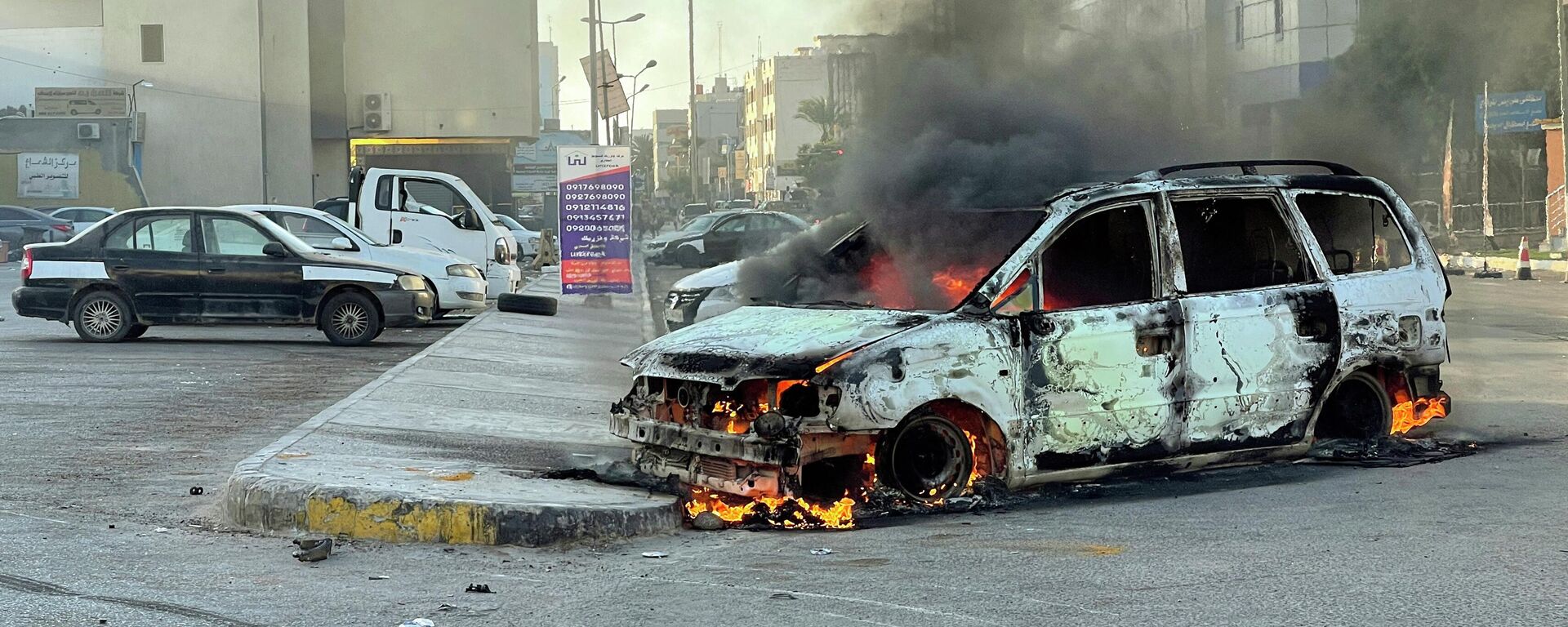 سيارات تالفة في أحد شوارع طرابلس عاصمة ليبيا في 27 أغسطس آب 2022، في أعقاب اشتباكات بين الجماعات الليبية المتناحرة - سبوتنيك عربي, 1920, 27.08.2022