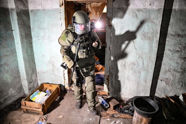 جندي من المركز الدولي للأعمال المتعلقة بإزالة الألغام التابع للقوات المسلحة الروسية يقوم بإزالة الألغام من أراضي مصنع آزوفماش في ماريوبول، 27 أغسطس 2022 - سبوتنيك عربي