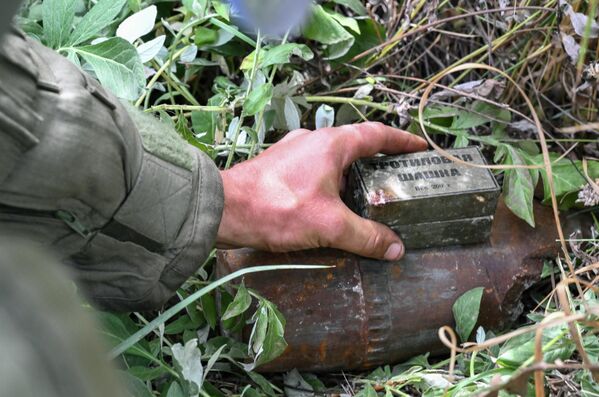 جندي من المركز الدولي للأعمال المتعلقة بإزالة الألغام التابع للقوات المسلحة الروسية يكتشف لغما على أراضي مصنع آزوفماش في ماريوبول، 27 أغسطس 2022 - سبوتنيك عربي