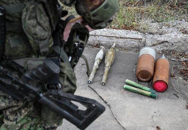 جندي من المركز الدولي للأعمال المتعلقة بإزالة الألغام التابع للقوات المسلحة الروسية يكتشف ألغاما على أراضي مصنع آزوفماش في ماريوبول، 27 أغسطس 2022 - سبوتنيك عربي