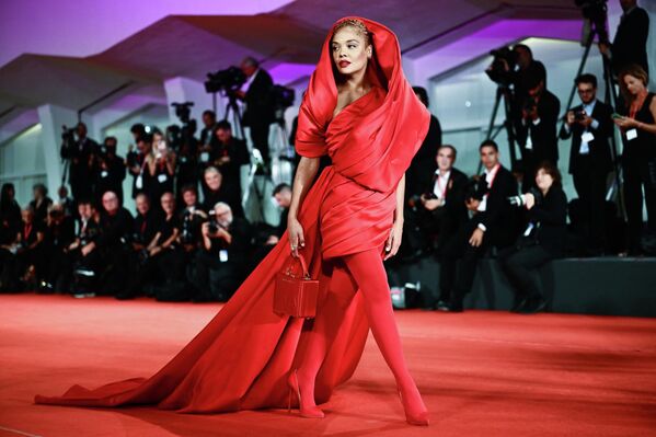 وصول الممثلة الأمريكية تيسا طومسون لعرض فيلم "باردو، وقائع كاذبة لحفنة من الحقائق" (باردو وفالسا كرونيكا دي أوناس كوانتاس فيرديديس) الذي تم تقديمه في مسابقة فينيسيا الـ79 خلال مهرجان البندقية السينمائي الدولي في ليدو دي فينيسيا في البندقية، إيطاليا 1 سبتمبر 2022 - سبوتنيك عربي