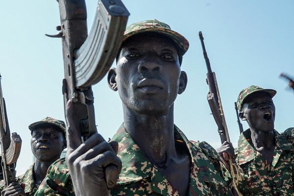 أعضاء جدد في الجيش الوطني للقوات الموحدة كانوا في حالة تدريب منذ تنفيذ اتفاقية السلام التي أعيد إحياؤها في عام 2018 أثناء حفل تخرجهم في ضريح الدكتور جون قرنق في جوبا في 30 أغسطس 2022 - سبوتنيك عربي