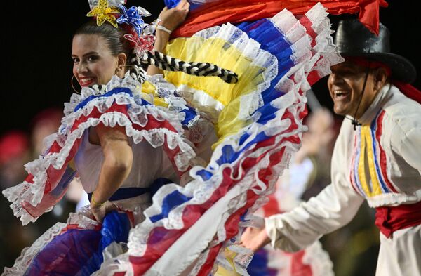 أعضاء فرقة الرقص في أوركسترا القوات المسلحة الفنزويلية في حفل افتتاح مهرجان برج سباسكايا الدولي الـ15 للموسيقى العسكرية في الساحة الحمراء في موسكو، 26 أغسطس 2022 - سبوتنيك عربي