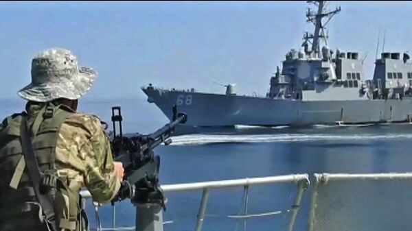 البحرية الإيرانية - سفن حربية إيرانية تواجه سفن أمريكية - سبوتنيك عربي