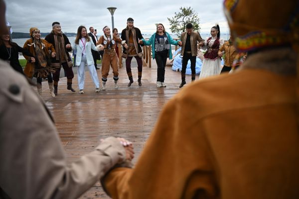 فنانون يؤدون عرضًا في افتتاح مهرجان شارع الشرق الأقصى كجزء من المنتدى الاقتصادي الشرقي العالمي في فلاديفوستوك، روسيا 5 سبتمبر 2022 - سبوتنيك عربي