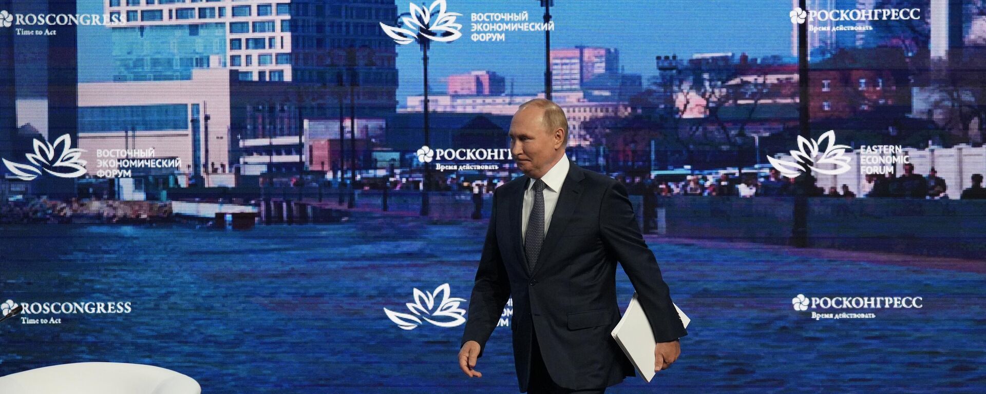 الرئيس الروسي فلاديمير بوتين خلال الجلسة العامة للمنتدى الاقتصادي الشرقي 2022 - سبوتنيك عربي, 1920, 12.09.2022