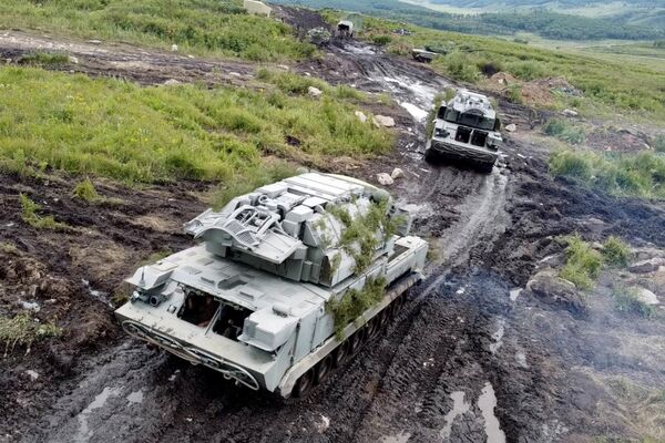 أنظمة الصواريخ المضادة للطائرات تور-ام2 خلال تدريبات القيادة والأركان الاستراتيجية فوستوك 2022 في ساحة تدريب سيرغييفسكي، 6 سبتمبر 2022 - سبوتنيك عربي