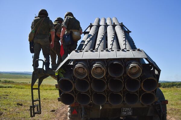 تشغيل نظام الإطلاق الصاروخي المتعدد أوراغان خلال تدريبات القيادة والأركان الاستراتيجية فوستوك 2022 في ساحة تدريب سيرغييفسكي، 6 سبتمبر 2022 - سبوتنيك عربي