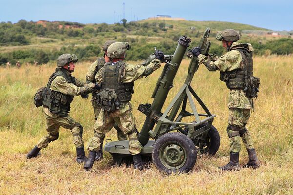 جنود روس خلال تدريبات القيادة والأركان الاستراتيجية فوستوك 2022 في ساحة تدريب سيرغييفسكي، 6 سبتمبر 2022 - سبوتنيك عربي