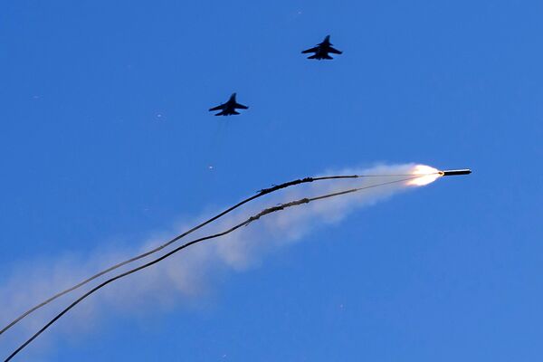 الطيران العسكري خلال تدريبات القيادة والأركان الاستراتيجية فوستوك 2022 في ساحة تدريب سيرغييفسكي، 6 سبتمبر 2022 - سبوتنيك عربي