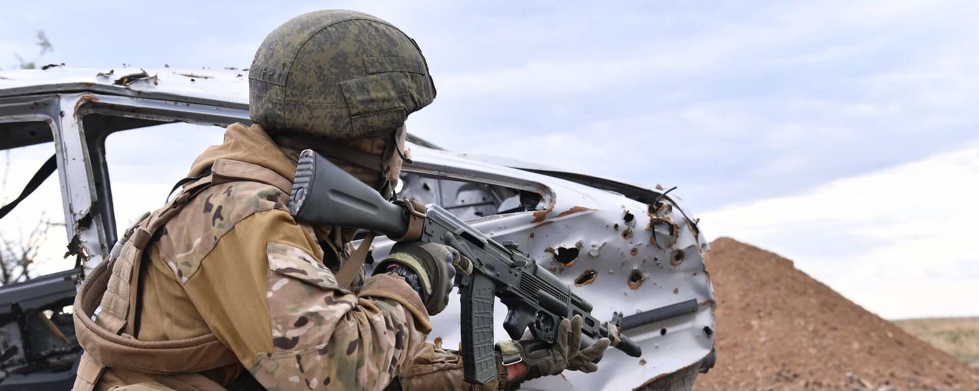 جنود طاقم المدفعية التابعة للمجموعة القتالية فاغنير في مواقع القوات المسلحة الأوكرانية بالقرب من باخموت في منطقة دونيتسك، 5 سبتمبر 2022 - سبوتنيك عربي, 1920, 07.01.2023