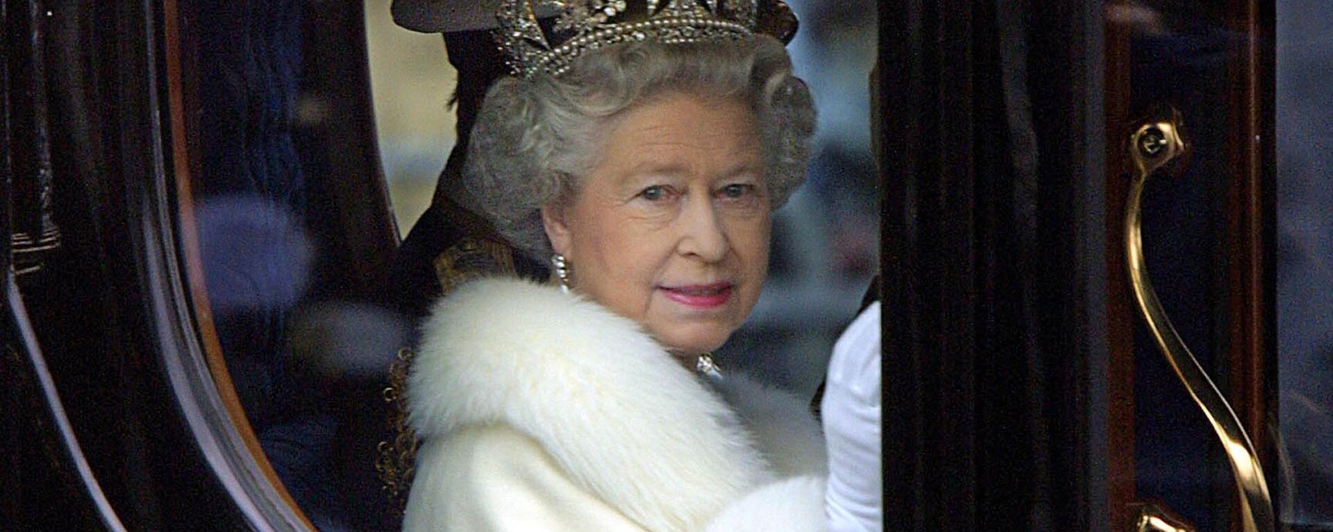 الملكة إليزابيث الثانية تنظر إلى الحشد من عربتها الحصان وهي تغادر قصر باكنغهام لافتتاح البرلمان في لندن، إنجلترا 6 ديسمبر 2000. - سبوتنيك عربي, 1920, 09.09.2022