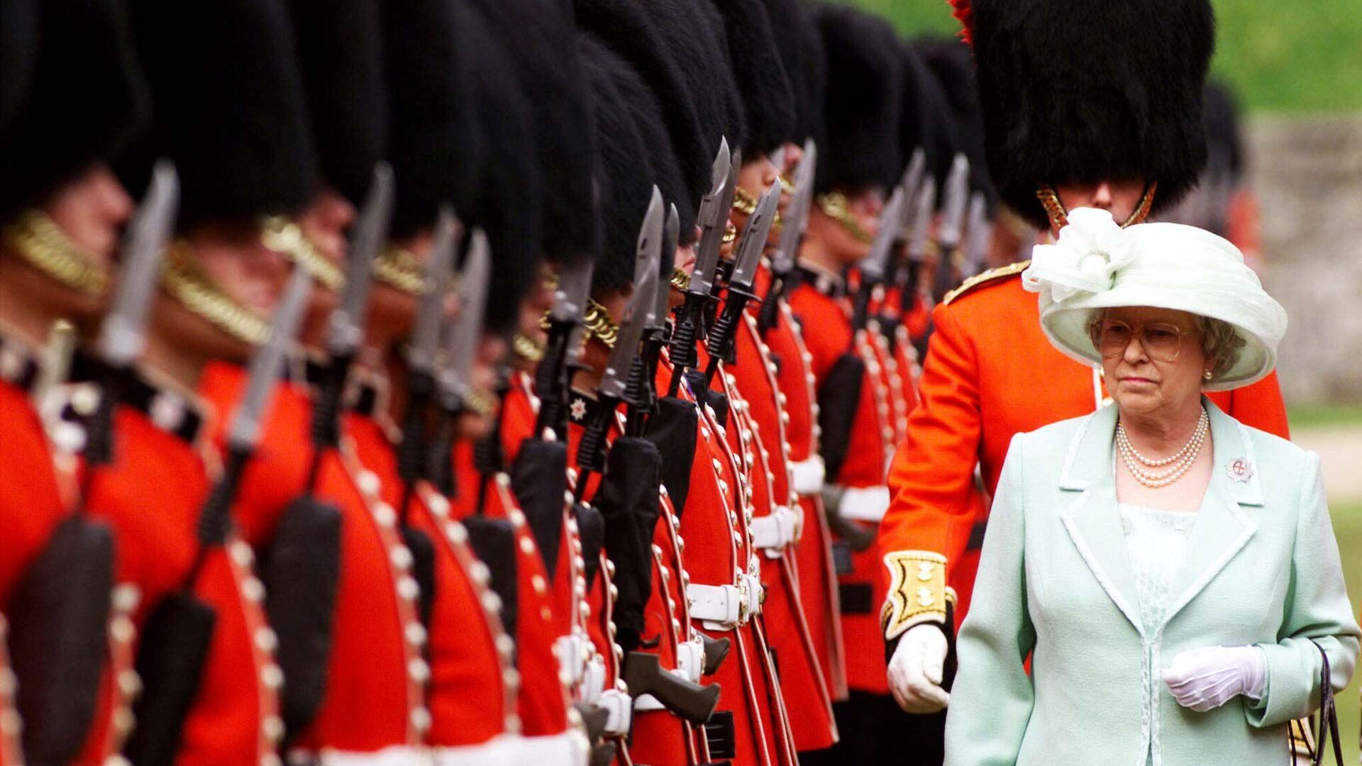 الملكة إليزابيث الثانية تتفقد الكتيبة الأولى والسرية رقم 7 التابعة لحرس كولد ستريم في وندسور في 20 مايو 1999. قدمت الملكة ألوانًا جديدة للفوج في قلعة وندسور بصفتها العقيد العام. - سبوتنيك عربي, 1920, 14.09.2022