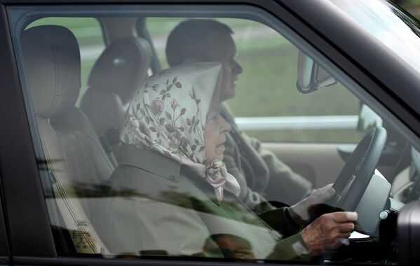 تقود ملكة بريطانيا إليزابيث الثانية سيارة رينج روفر الخاصة بها عند وصولها لحضور معرض رويال ويندسور السنوي للخيول في وندسور ، غرب لندن ، في 10 مايو 2019. - سبوتنيك عربي