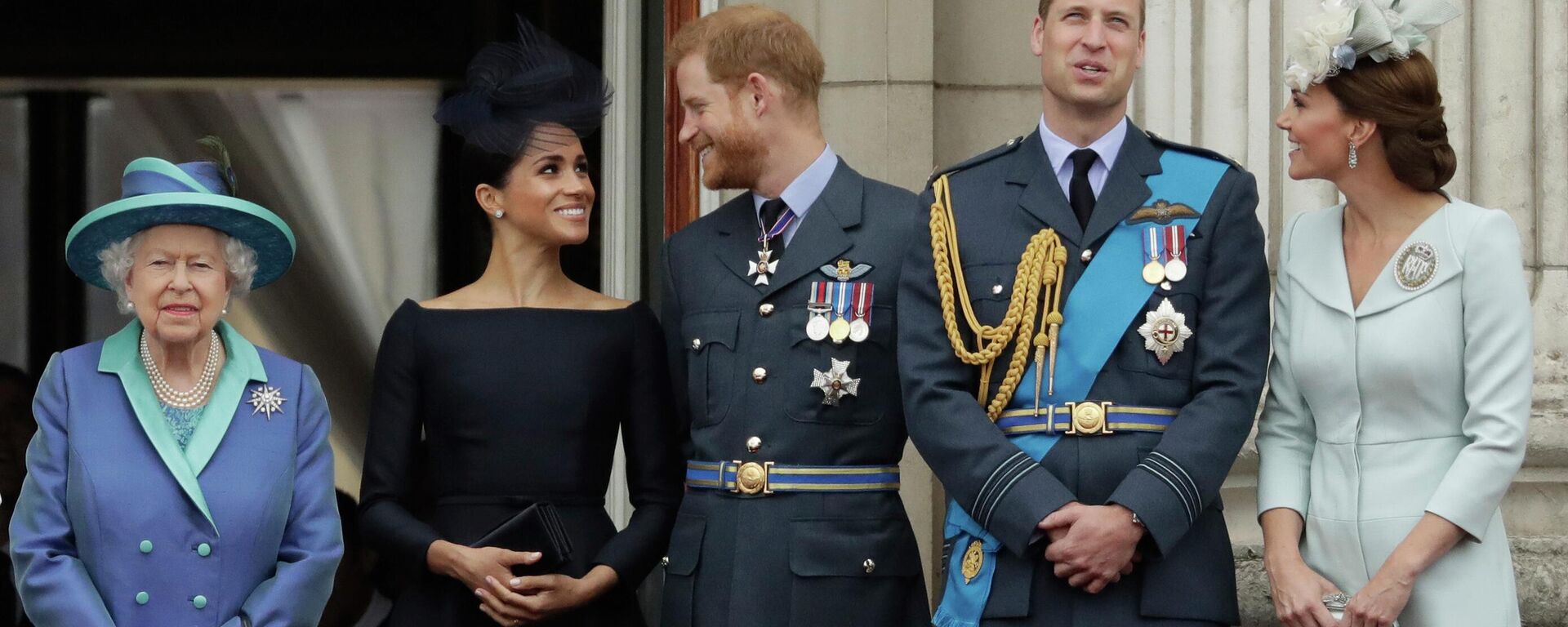 في يوم 10 يوليو 2018 ملكة بريطانيا إليزابيث الثانية، ومن اليسار، ميغان دوقة ساسكس، والأمير هاري، والأمير ويليام وكيت دوقة كامبريدج يشاهدون طائرة تابعة لسلاح الجو الملكي تمر فوق قصر باكنغهام في لندن. - سبوتنيك عربي, 1920, 09.01.2023