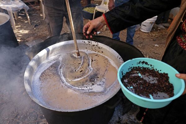 الفلسطيني عبد اللطيف كراجه وزوجته نبيهة يحضران حلويات الملبن التقليدية المصنوعة من عصير العنب، في قرية حلحول بالقرب من مدينة الخليل بالضفة الغربية المحتلة، 12 سبتمبر 2022. - سبوتنيك عربي