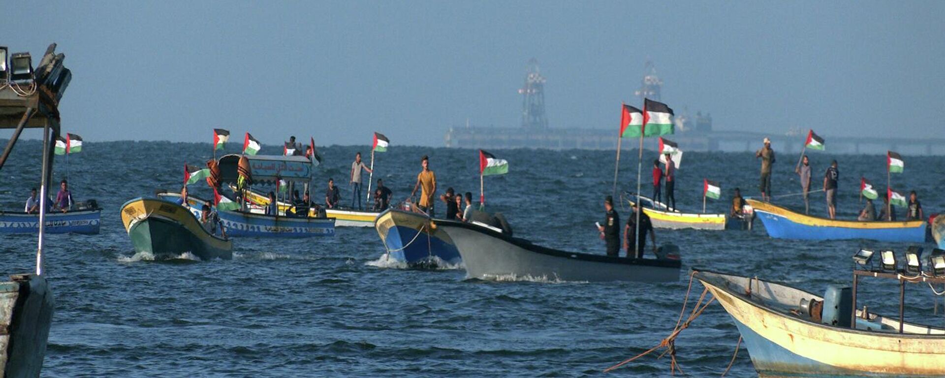 الفصائل الفلسطينية تنظم فاعليات في ميناء غزة للمطالبة بالحق في الغاز ورفع الحصار - سبوتنيك عربي, 1920, 25.05.2024