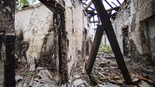 تضرر مبنى سكني نتيجة قصف القوات المسلحة الأوكرانية في مدينة فاسيليفكا بمنطقة زابوروجيه، 14 سبتمبر 2022 - سبوتنيك عربي