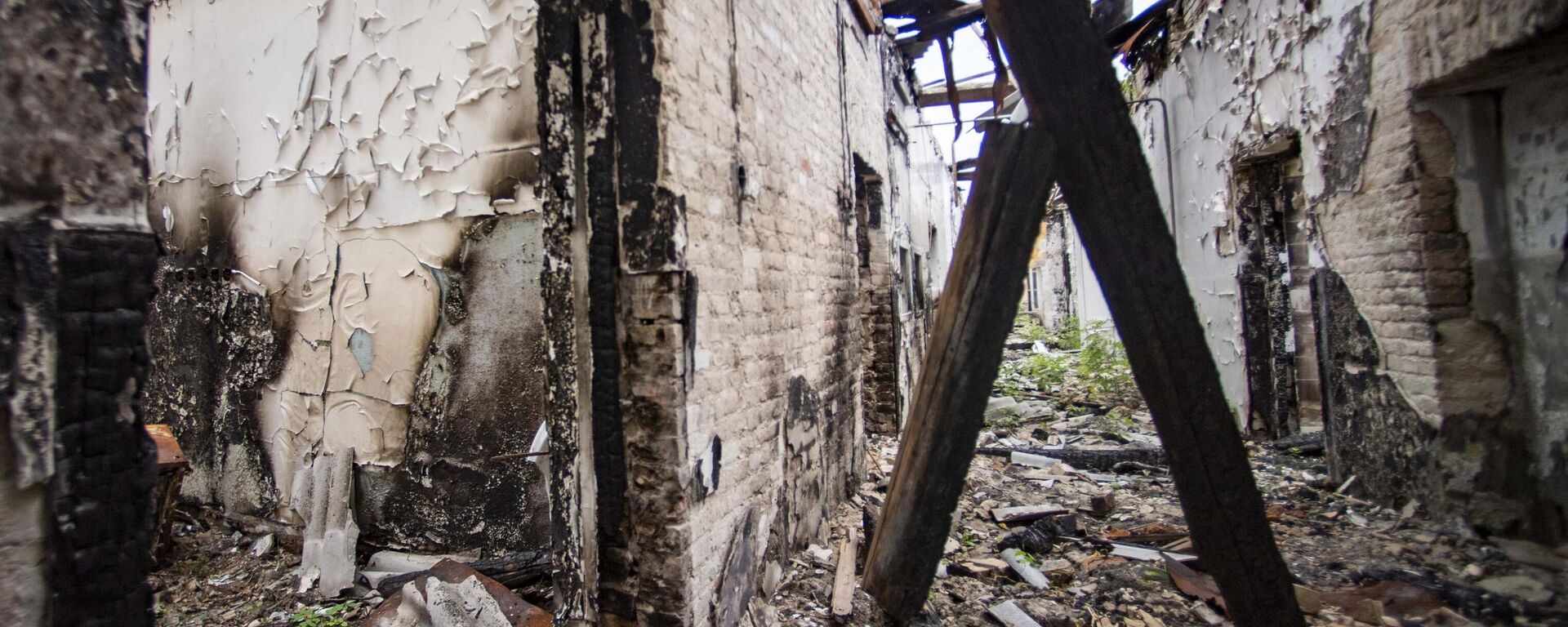 تضرر مبنى سكني نتيجة قصف القوات المسلحة الأوكرانية في مدينة فاسيليفكا بمنطقة زابوروجيه، 14 سبتمبر 2022 - سبوتنيك عربي, 1920, 24.09.2022