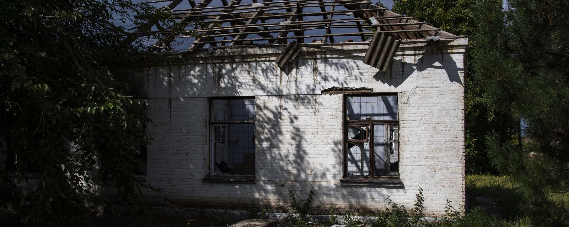 تضرر مبنى سكني نتيجة قصف القوات المسلحة الأوكرانية في مدينة فاسيليفكا بمنطقة زابوروجيه، 14 سبتمبر 2022 - سبوتنيك عربي, 1920, 19.10.2022