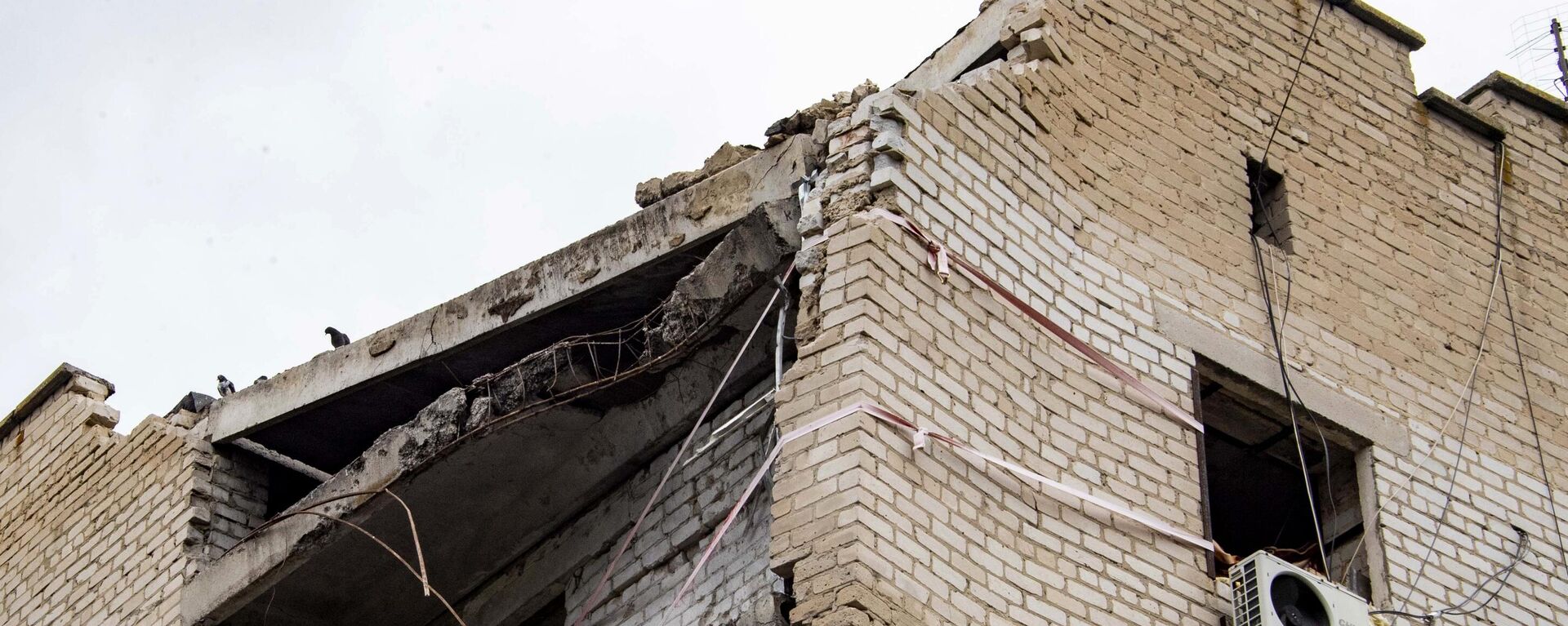 تضرر مبنى سكني نتيجة قصف القوات المسلحة الأوكرانية في مدينة فاسيليفكا بمنطقة زابوروجيه، 14 سبتمبر 2022 - سبوتنيك عربي, 1920, 10.11.2022