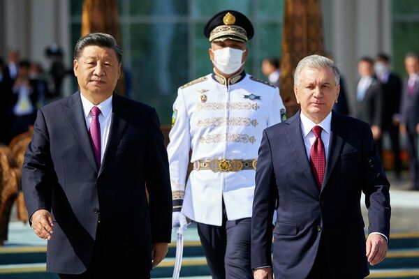 الرئيس الأوزبكستاني شوكت ميرزييوف يلتقي مع نظيره الصيني شي جين بينغ في إطار مؤتمر شنغهاي للتعاون، سمرقند، أوزبكستان 15 سبتمبر 2022 - سبوتنيك عربي